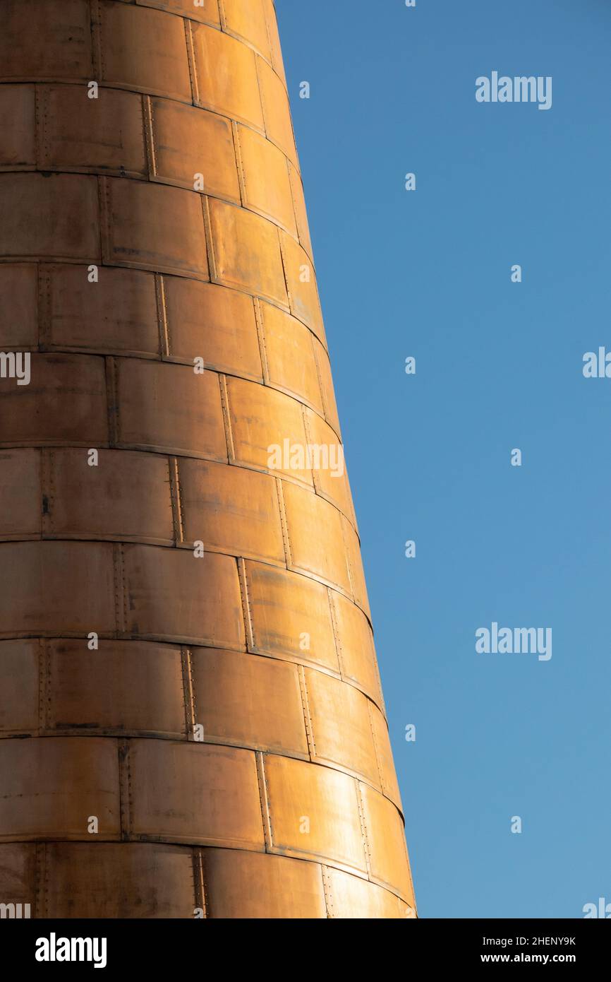 Ein abstraktes Bild eines mit Kupfer bedeckten Leuchtturmbaus im Zentrum von Marbella Stockfoto
