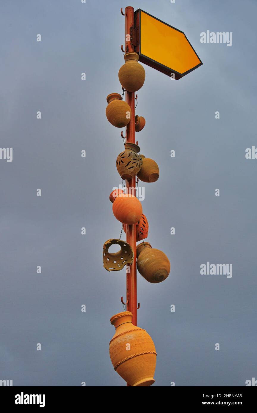 Handgemachte Tonwassergläser, die vom Pol gegen den Himmel hängen Stockfoto