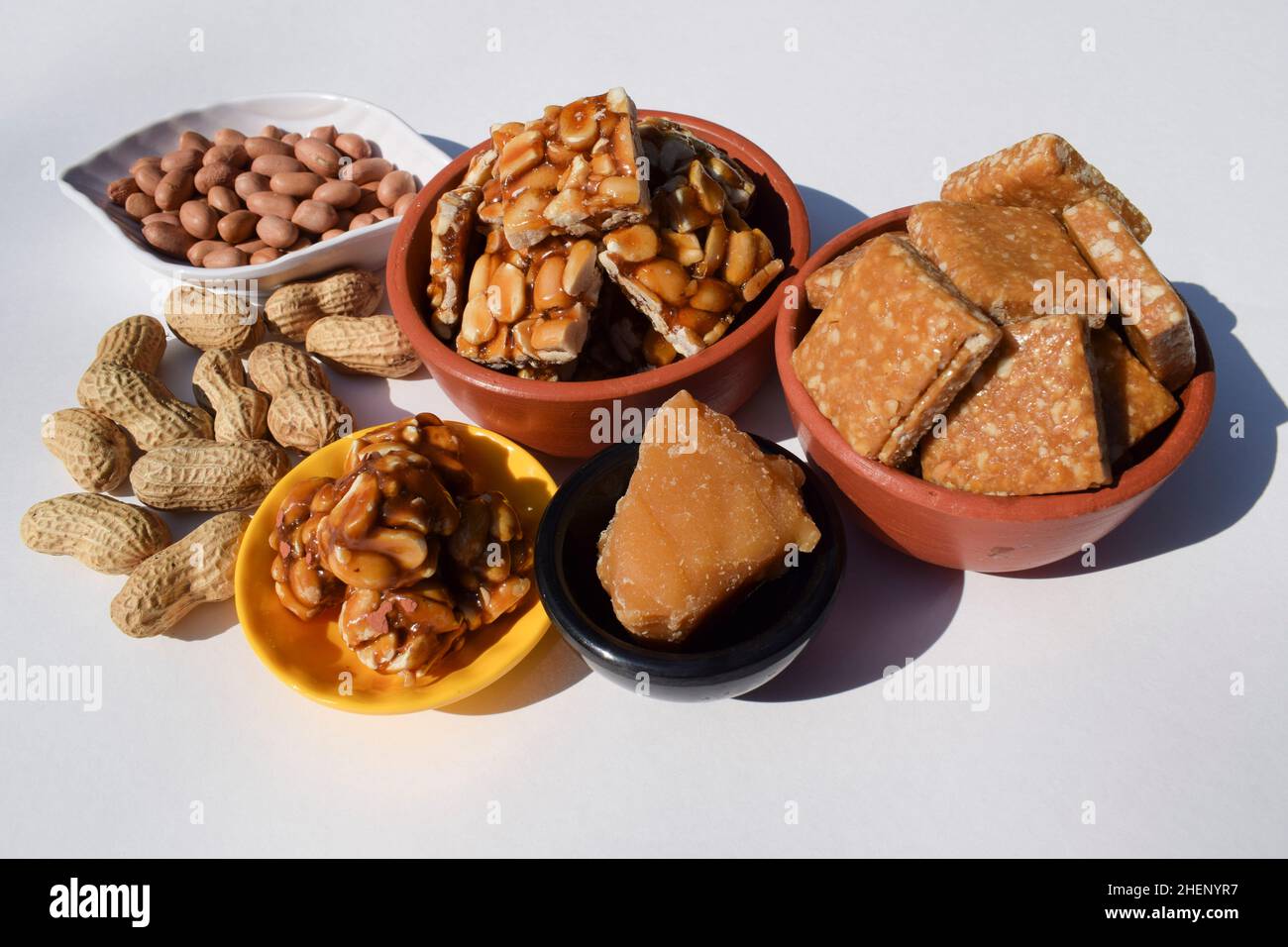Singhdana Chikki oder Erdnussbrettern mit Erdnussladdu und zerkleinertem Erdnusschikky. Sankranti Food Winter Special aus Erdnüssen und Jaggery. Ingedi Stockfoto