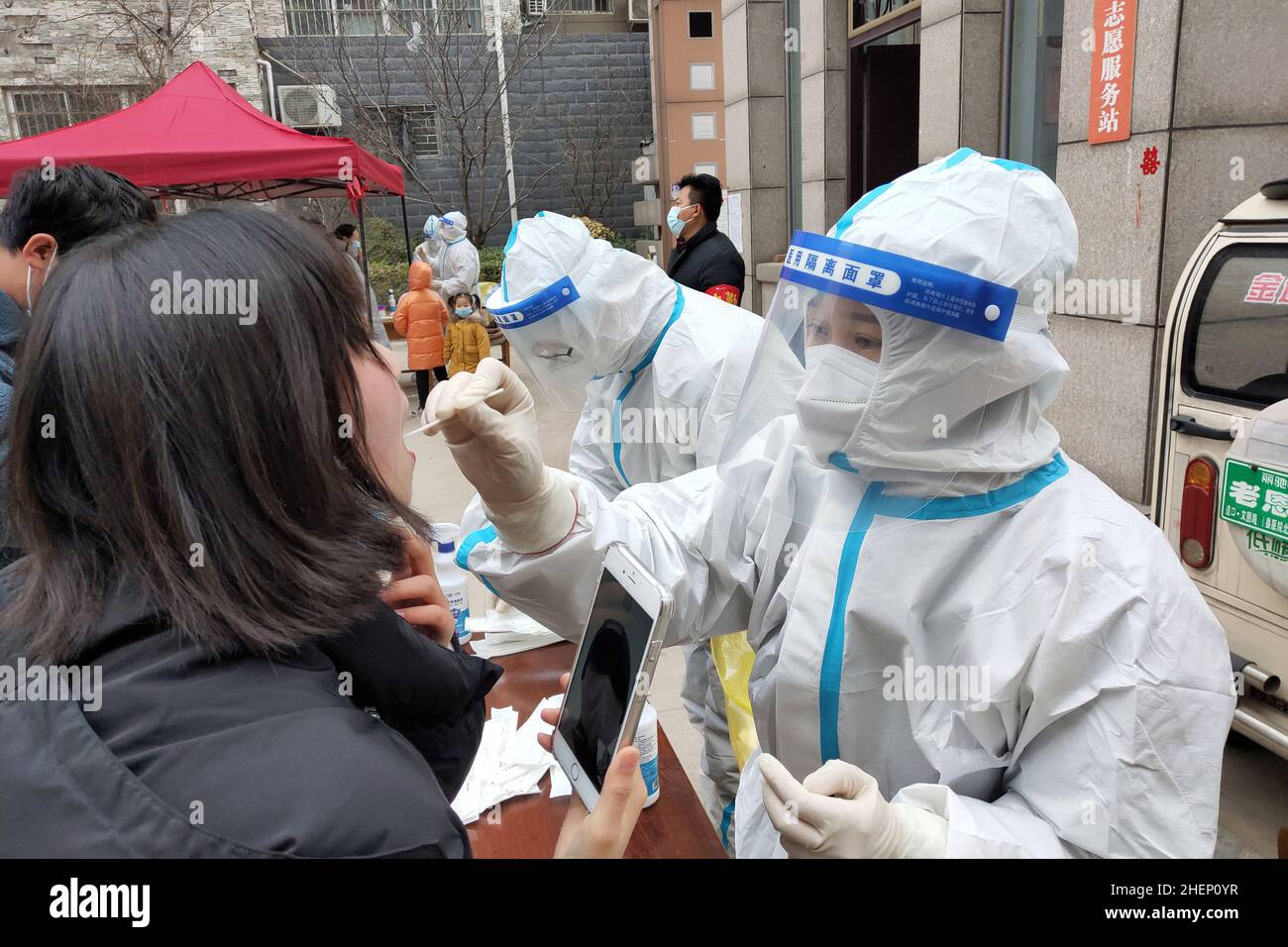 ANYANG, CHINA - 12. JANUAR 2022 - Einwohner nehmen an der dritten Runde der Nukleinsäuretests im Landkreis Hua, Stadt Anyang, Provinz Henan, China, Teil, 12. Januar Stockfoto