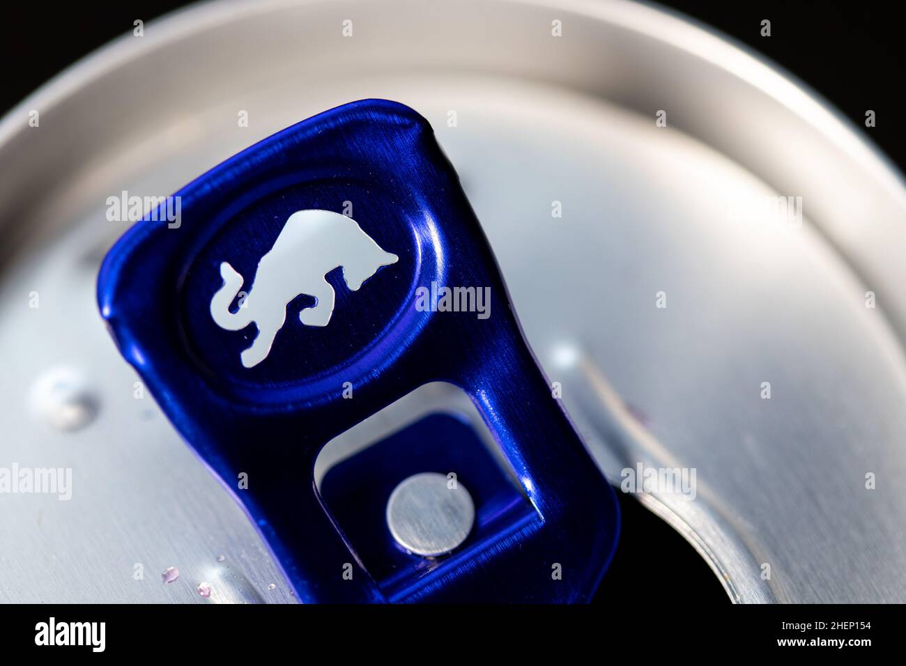 Eine Nahaufnahme einer blauen Red Bull Ikone auf einer geöffneten Dose Red Bull Energy Drink. Stockfoto