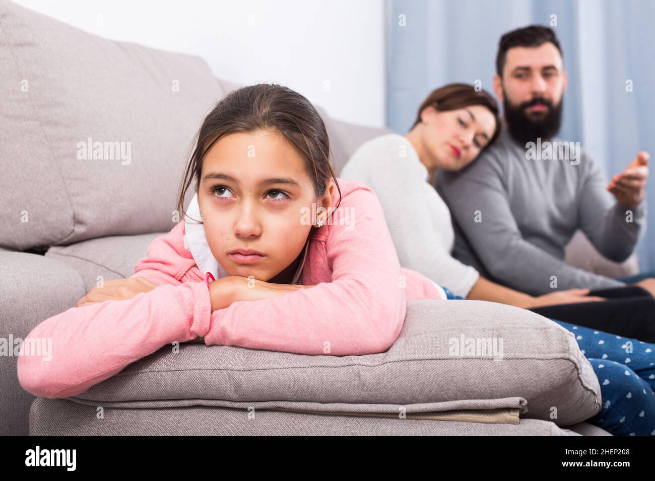 Eltern belehren Tochter Stockfoto