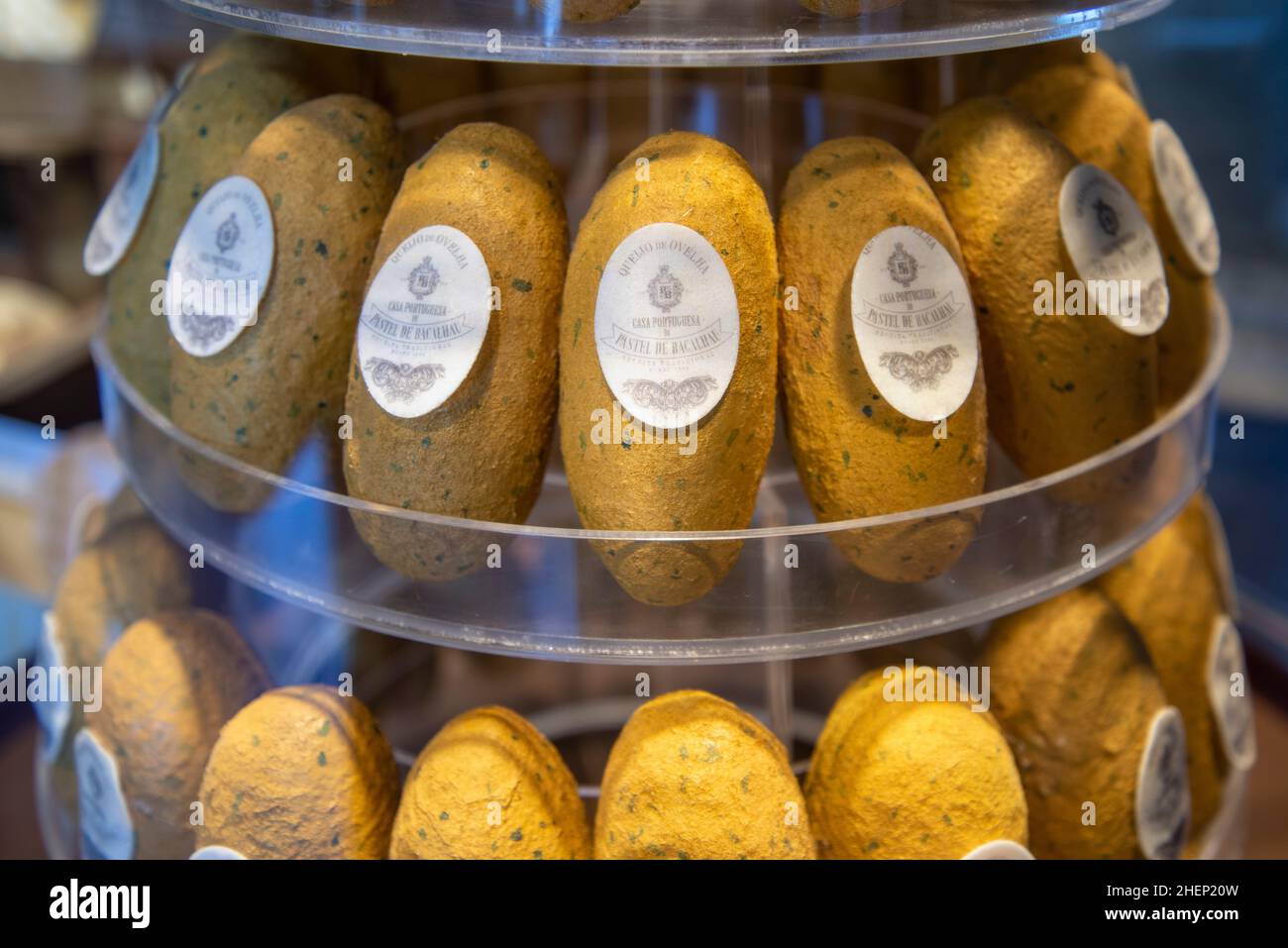 Eine Produktion von Pastel de Bacalhau im Museu da Cerveja oder im Biermuseum im Parca do Comercio in Baixa in der Stadt Lissabon in Portugal. Portugal, Stockfoto