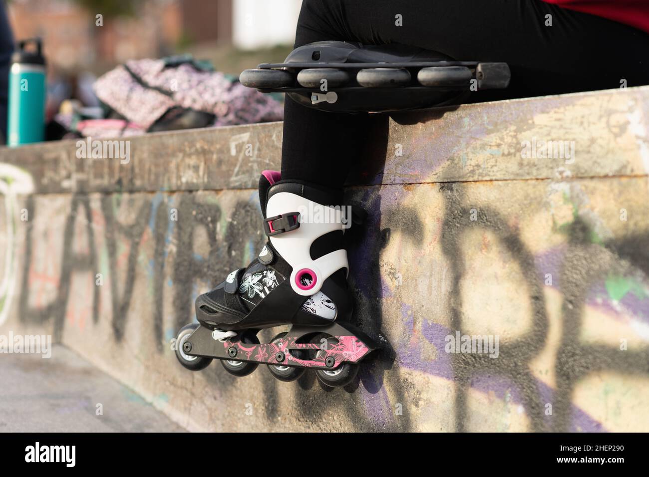 Nahaufnahme von Inline-Skates auf einer Person im Skatepark Stockfoto