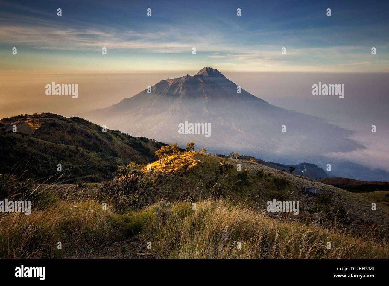 Die Schönheit des Monte Merapi vom Gipfel des Mount Merbabu, Indonesien Stockfoto
