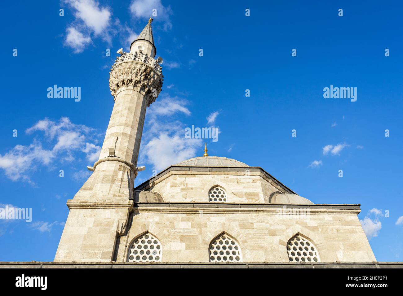 Weitwinkelansicht der Semsi Pascha Moschee (Semsi Pasa Camii) an einem sonnigen Tag. Stockfoto