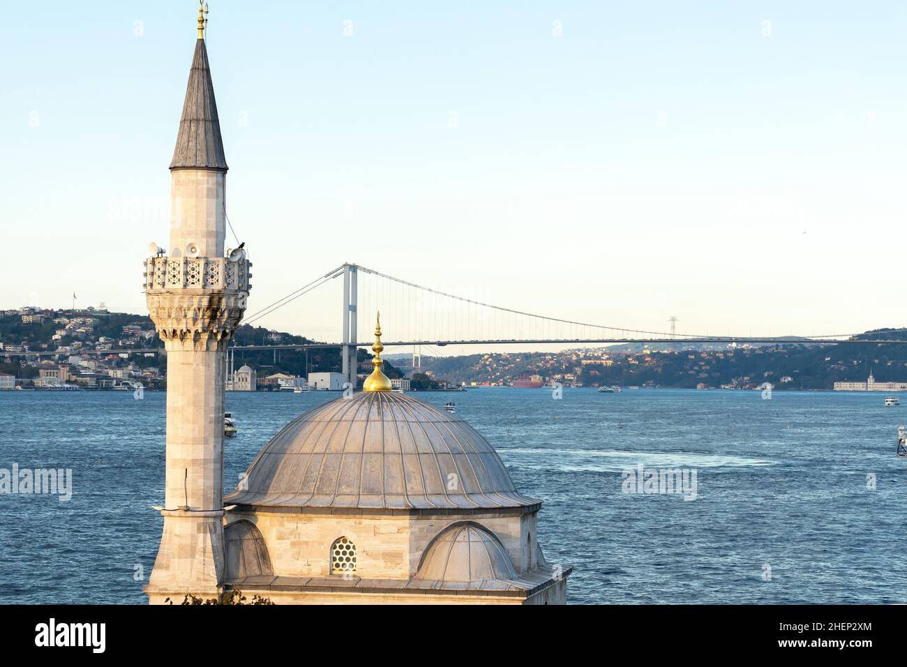 Semsi-Pascha-Moschee mit der Istanbuler Bosporus-Brücke im Hintergrund. Die Moschee Semsi Pascha wurde vom berühmten osmanischen Architekten Mimar Sinan entworfen. Stockfoto