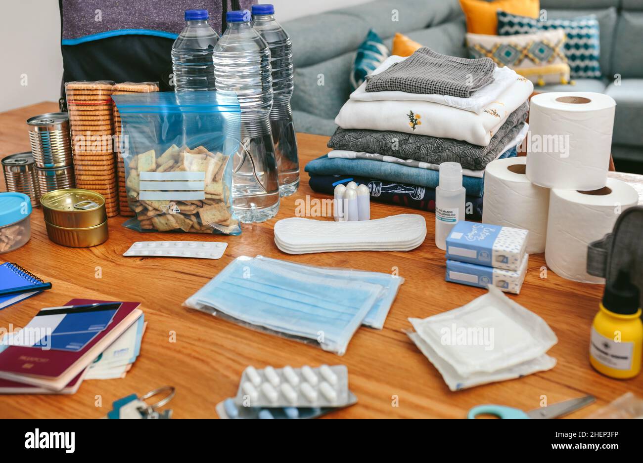 Notfallrucksack-Ausrüstung auf dem Tisch organisiert Stockfoto