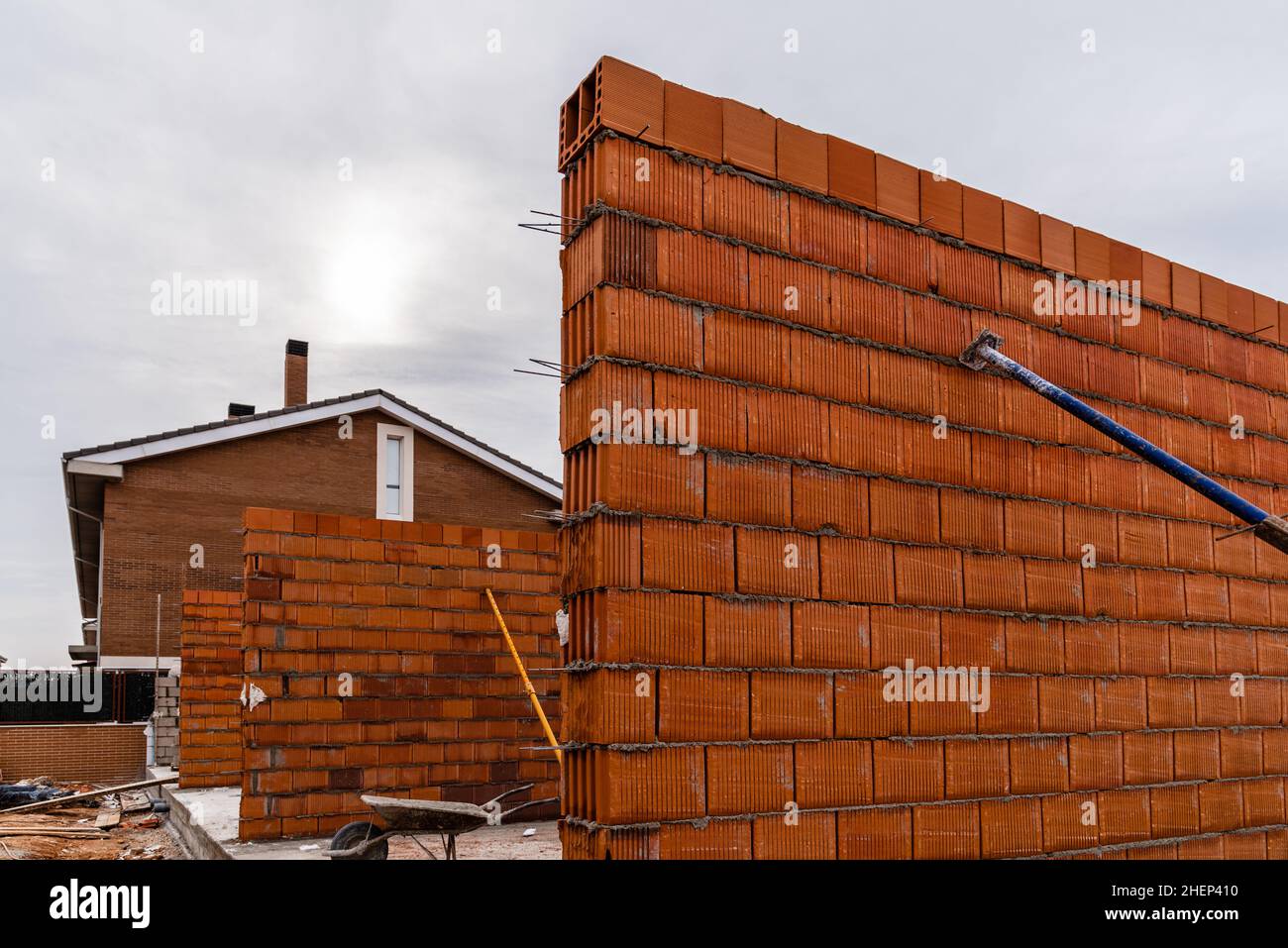 Werke der Bau von thermischen Clay block Wände in Baustelle Stockfoto