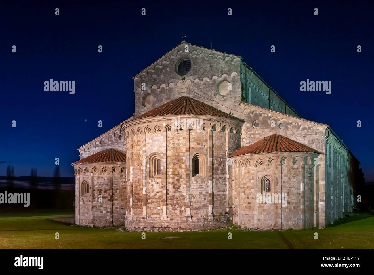 Basilika St. Peter der Apostel in San Piero a Grado, Pisa, Italien, in der Abenddämmerung Stockfoto