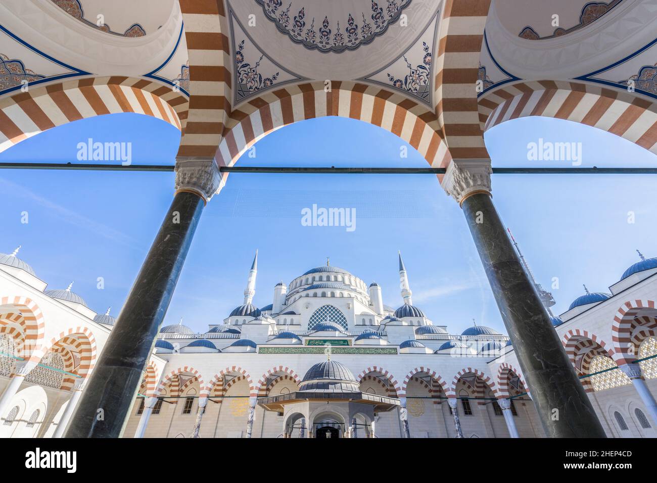 Ein Panoramablick auf die Istanbul Camlica Moschee. Die Camlica Moschee ist die größte Moschee