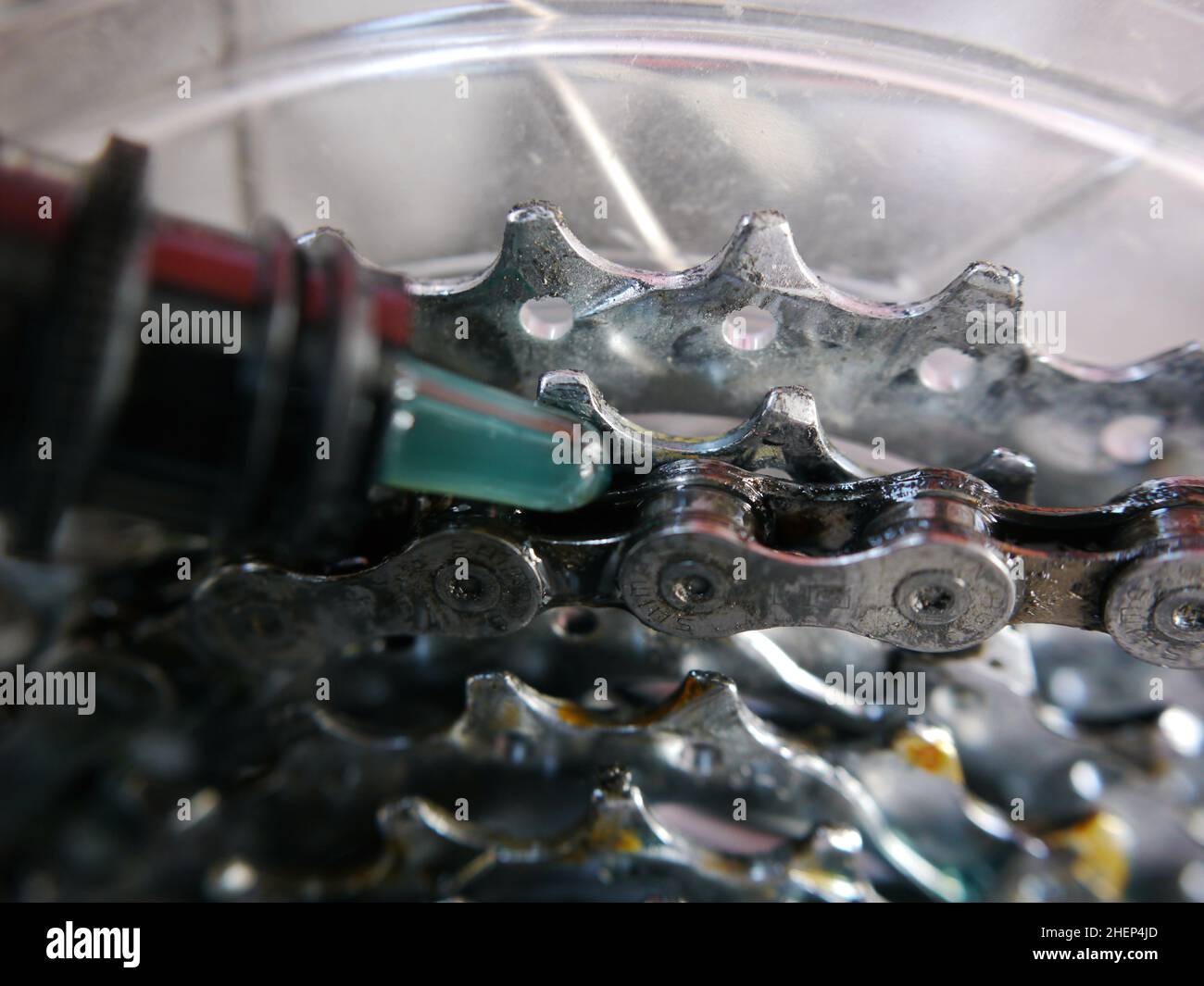 Die Fahrradkette mit Öl aus der Ölkanne schmieren. Servicearbeiten in einer  kleinen Werkstatt. Dunkler Hintergrund Stockfotografie - Alamy