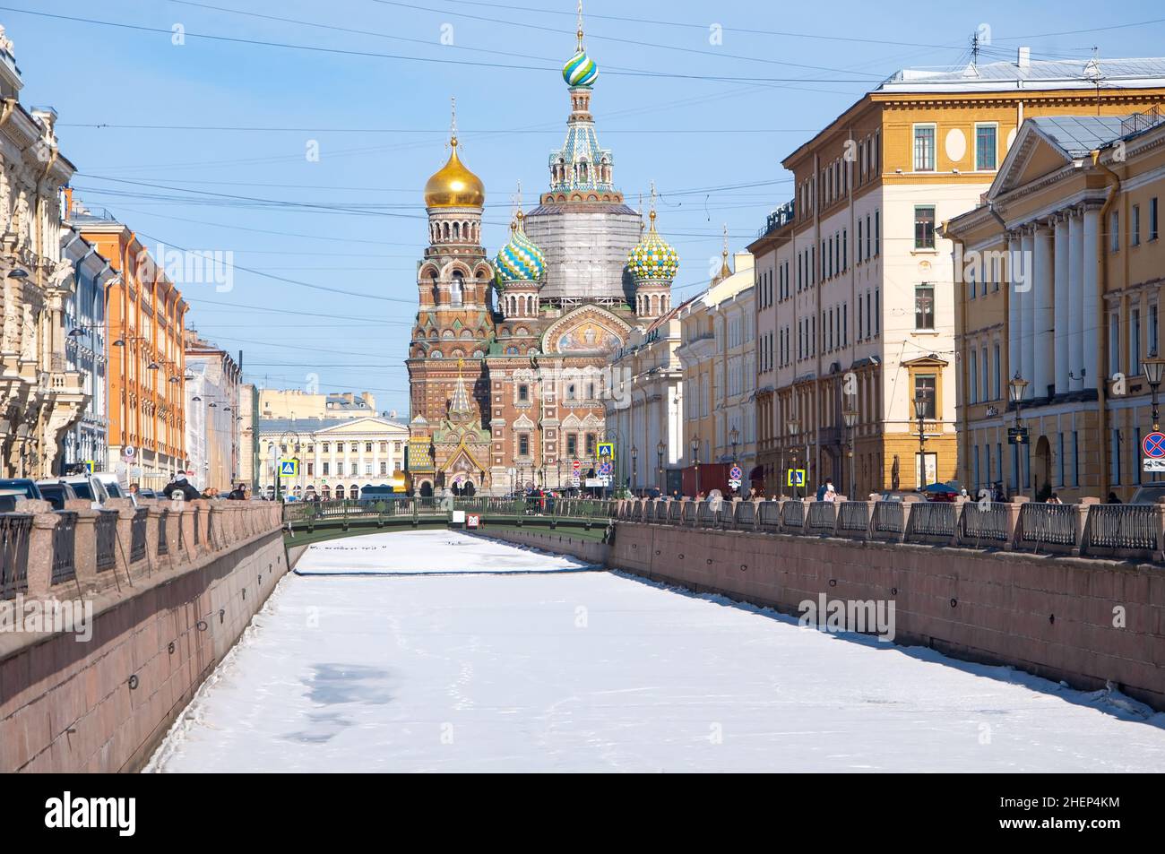 ST. PETERSBURG, RUSSLAND - 27. März 2021: Gribojedow-Kanal und Kirche des Erlösers auf vergossenen Blut Stockfoto ST. PETERSBURG, RUSSLAND - 27. März 2021: Gribojedow-Kanal und Kirche des Erlösers auf vergossenen Blut Stockfoto