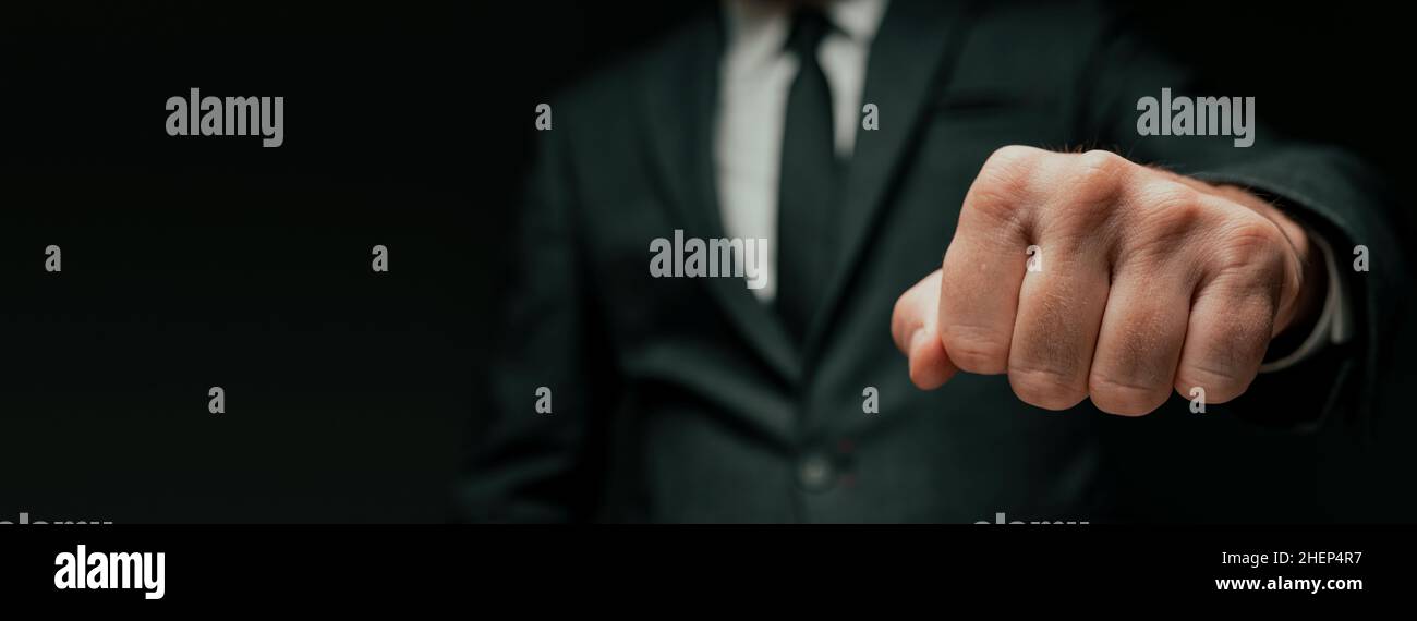 Begrüßung durch einen Geschäftsmann mit einem Faustschlag, Nahaufnahme mit selektivem Fokus Stockfoto
