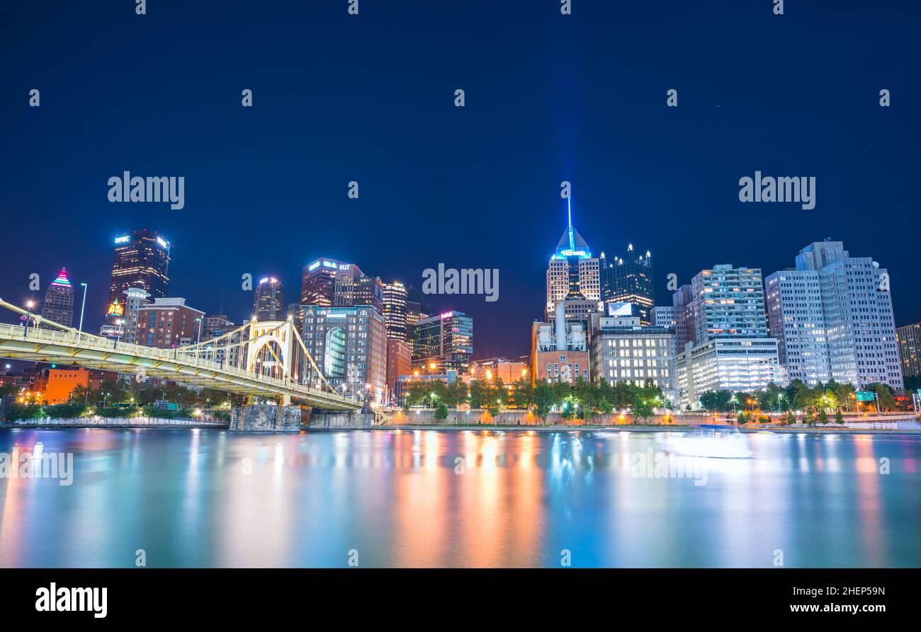 Pittsburgh, Pennsylvania, USA: 8-21-17. Pittsburgh Skyline bei Nacht mit Spiegelbild im Wasser. Stockfoto