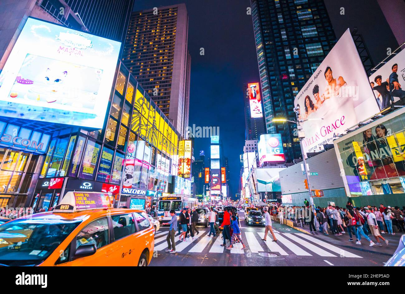 New York, USA, 09-03-17: Berühmte, Time squre Nachts mit Massen und Verkehr. Stockfoto