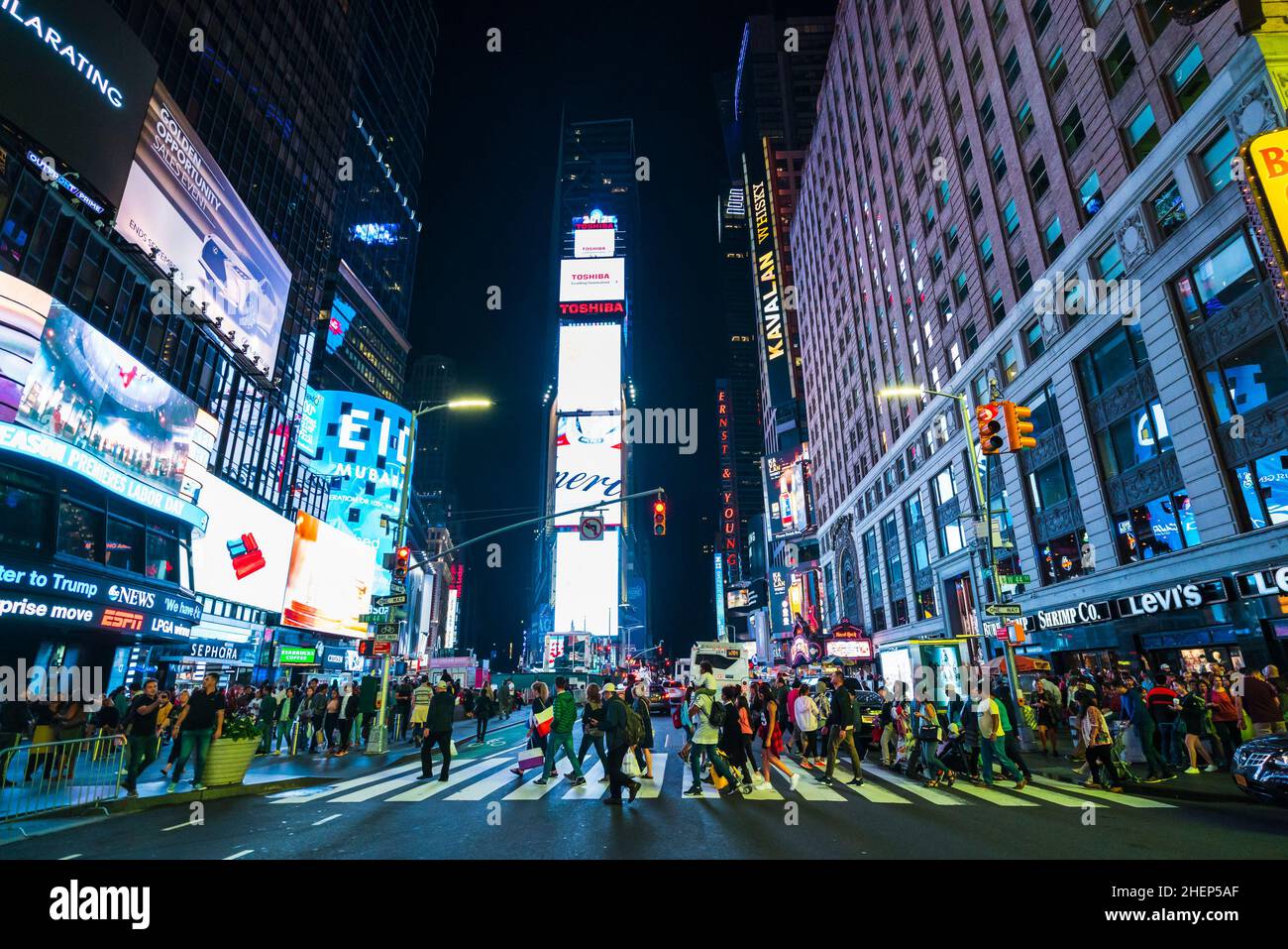 New York, USA, 09-03-17: Berühmte, Time squre Nachts mit Massen und Verkehr. Stockfoto