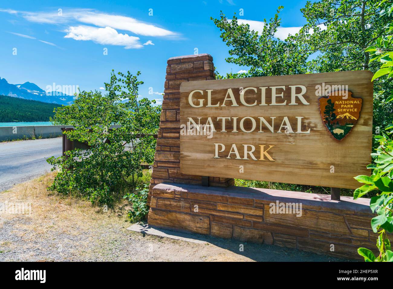 Glacier National Park, Montana, USA. 7-22-17: Glacier National Park Schild im Eingangsbereich. Stockfoto