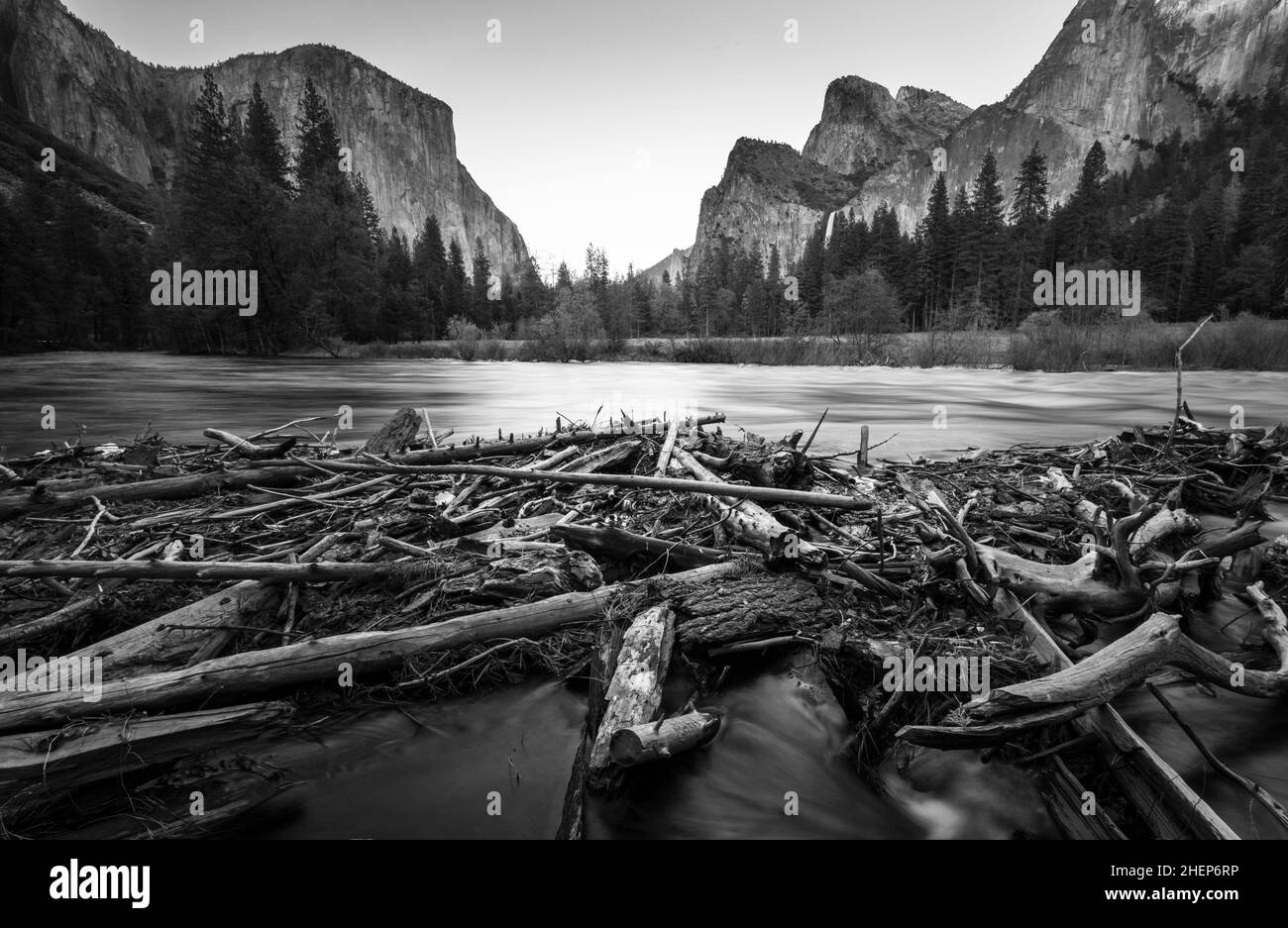 Blick auf El Capital und Cathedral Cliff mit Fluss im Vordergrund, Yosemite Nationalpark, Kalifornien, usa. Stockfoto