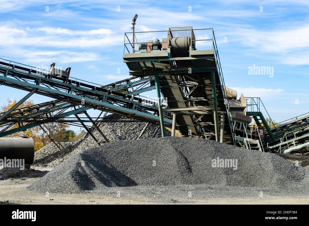 Mobile Steinbrecher-Maschine auf der Baustelle oder im Bergbau zum Zerkleinern alter Betonplatten zu Kies und anschließender Zementproduktion. Stockfoto