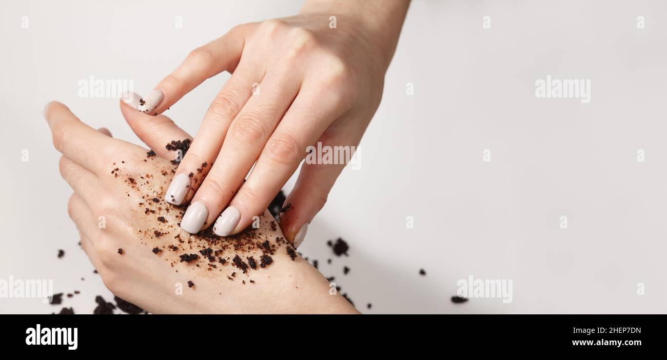 Frau, die Kaffee-Peeling auf ihre Hand anwendet, Nahaufnahme Stockfoto