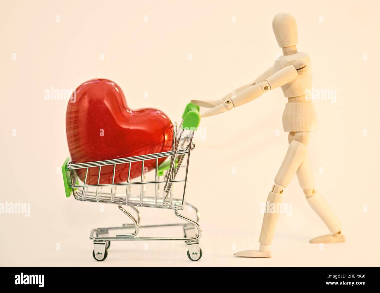 Hölzerne Schaufensterpuppe mit einem roten Herzen valentinstag Konzept Stockfoto