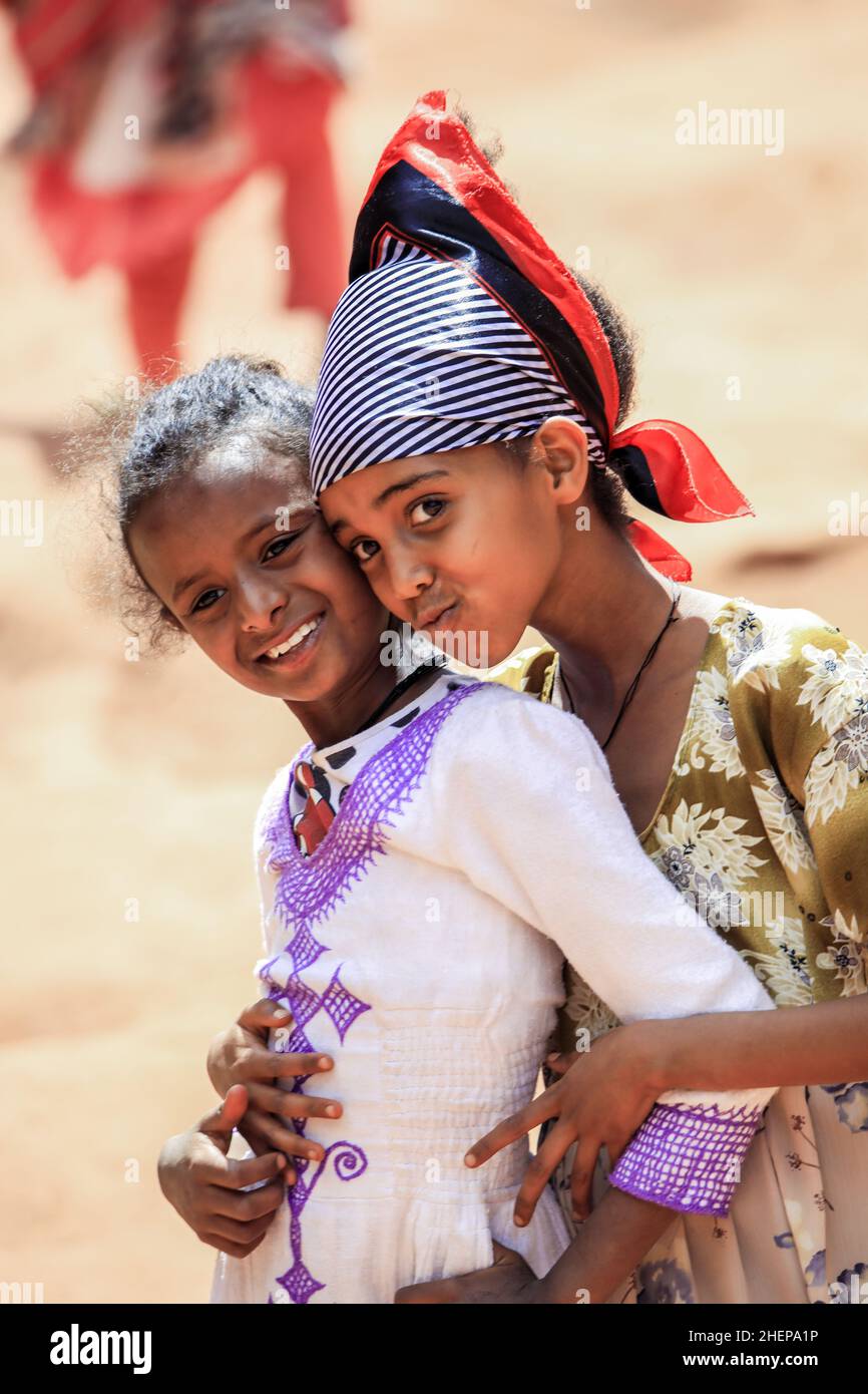 Glückliche afrikanische Kinder auf den Straßen einer der heiligsten Städte Äthiopiens Stockfoto