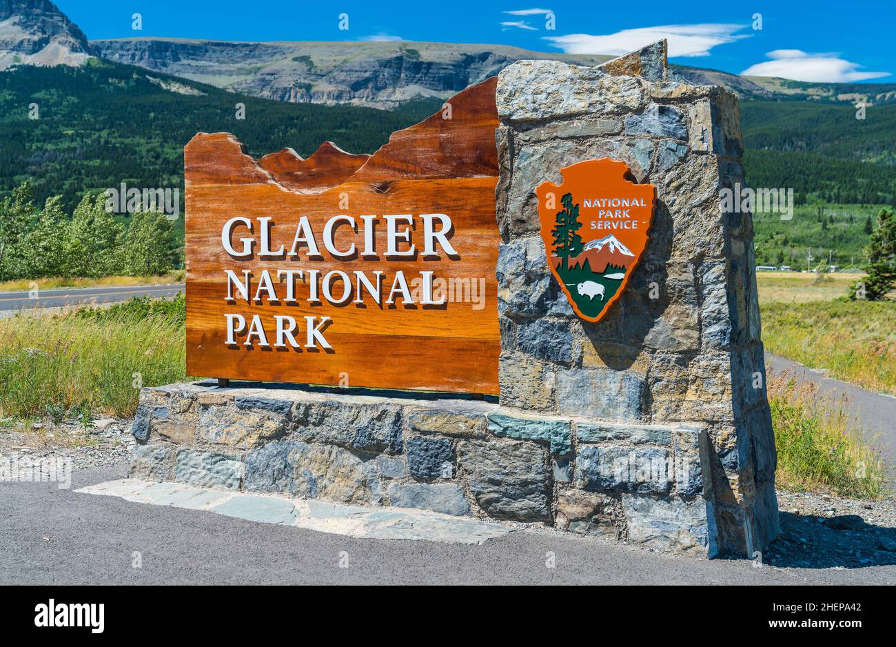 Glacier National Park, Montana, USA. 7-22-17: Glacier National Park Schild im Eingangsbereich. Stockfoto