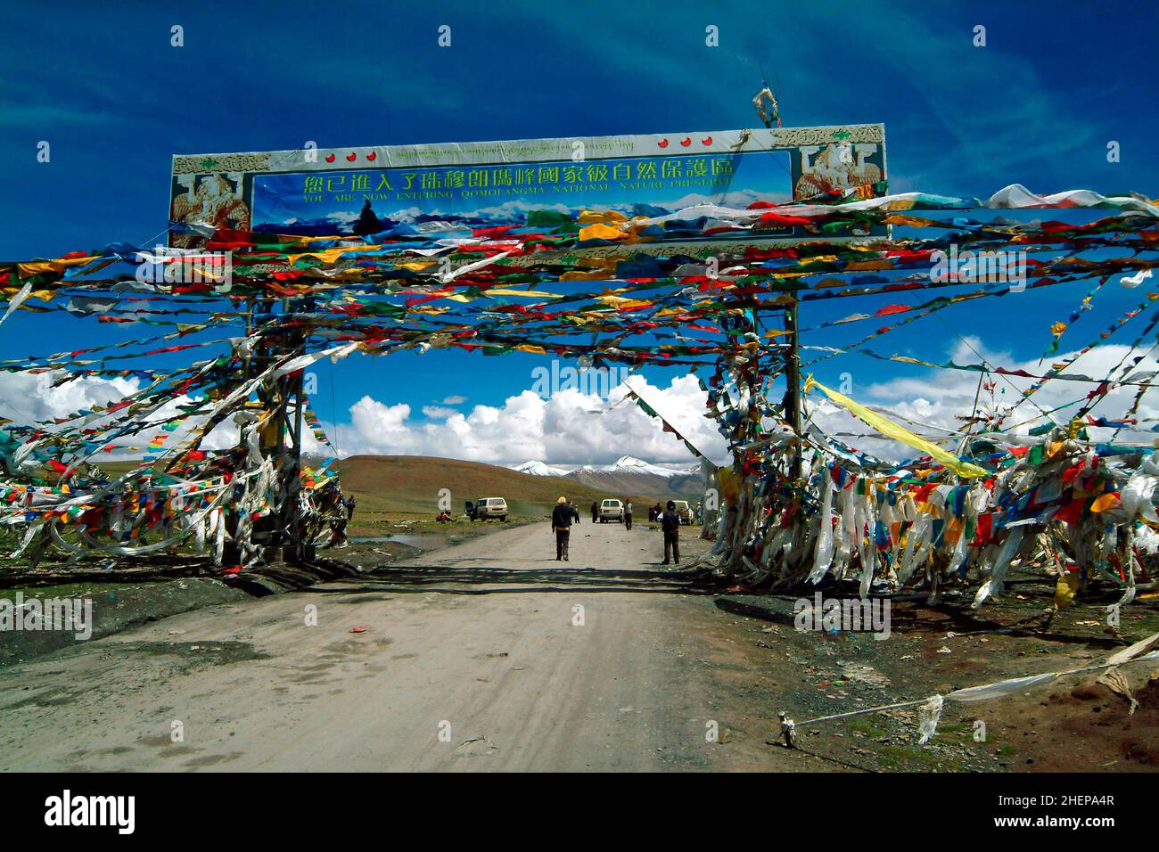 Gyatsho La, China - 11. Juli 2004: Nicht identifizierte Menschen auf der Freundschaftsautobahn von Lhasa nach Nepal auf dem Gyatso La Pass Stockfoto