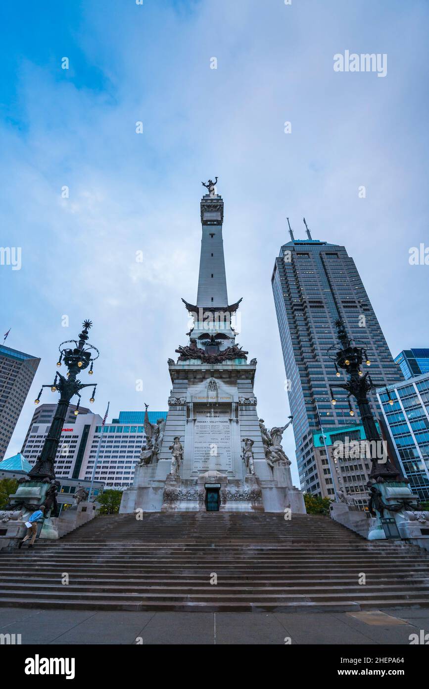 Indiannapolis, Indiana, USA. - Soldaten und Matrosen Denkmal im Kreisverkehr in der Dämmerung. Stockfoto