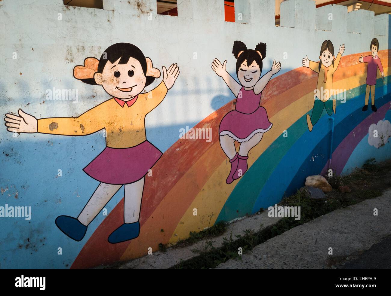 Editorial datiert : 8th. Mai 2020 Ort dehradun, INDIEN. Ein farbenfrohes Kunstwerk an der Wand der Kindergartenschule. Stockfoto