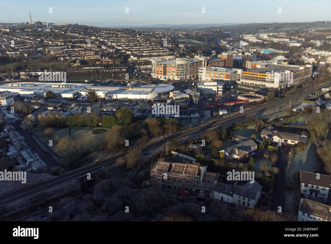 Cork, Irland. 12th Januar 2022. Frostiger Morgen in der Stadt Cork, Northside, Cork, Irland. Luftaufnahme von Blackpool mit einer Frostschicht am frühen Morgen. Die Menschen erwachten heute Morgen überall im Landkreis mit Frostdecken, weil die Temperaturen über Nacht unter den Gefrierpunkt gefallen waren. Kredit: Damian Coleman/Alamy Live Nachrichten Stockfoto