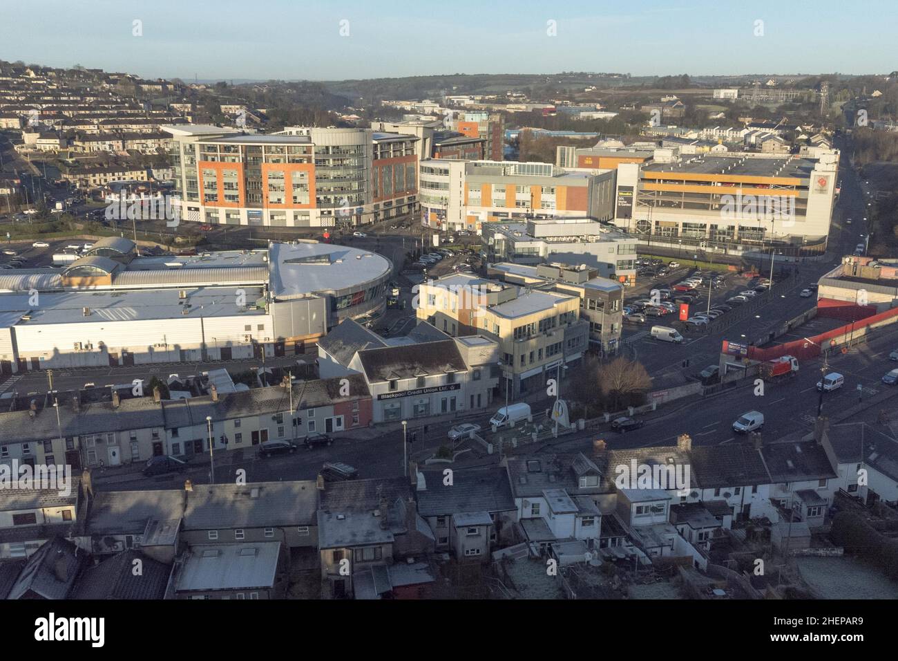 Cork, Irland. 12th Januar 2022. Frostiger Morgen in der Stadt Cork, Northside, Cork, Irland. Luftaufnahme von Blackpool mit einer Frostschicht am frühen Morgen. Die Menschen erwachten heute Morgen überall im Landkreis mit Frostdecken, weil die Temperaturen über Nacht unter den Gefrierpunkt gefallen waren. Kredit: Damian Coleman/Alamy Live Nachrichten Stockfoto