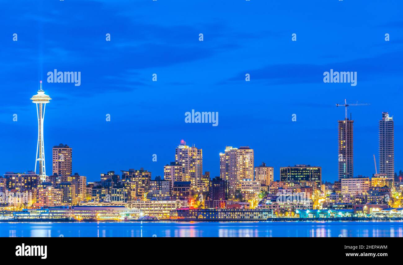 Malerische Aussicht auf Seattle Stadt in der Nacht mit Spiegelung des Wassers, Seattle, Washington, USA.. Stockfoto