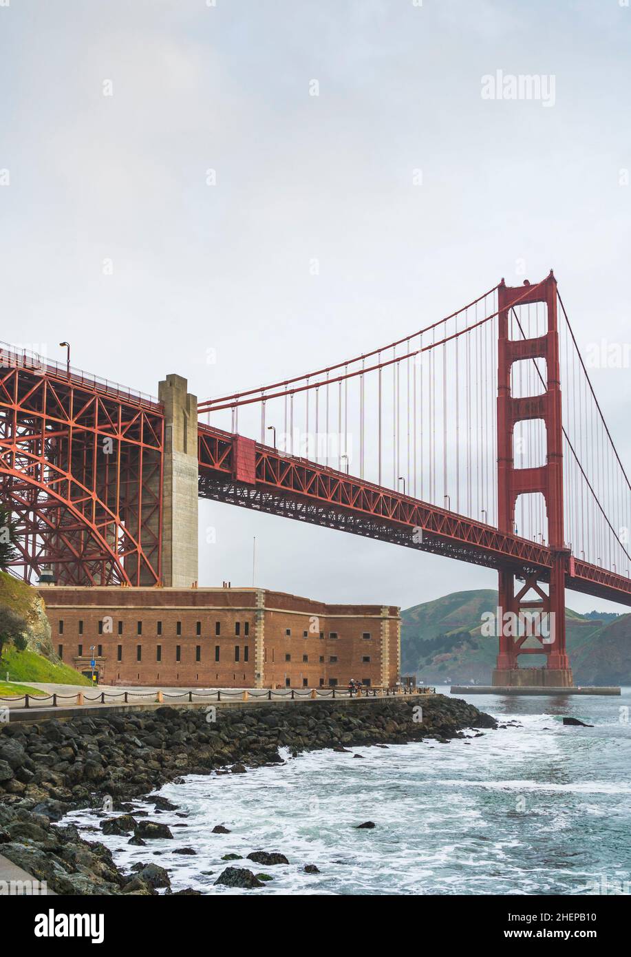 Die Golden Gate Bridge, gesehen bei Sonnenaufgang, San Francisco, Kalifornien. Stockfoto