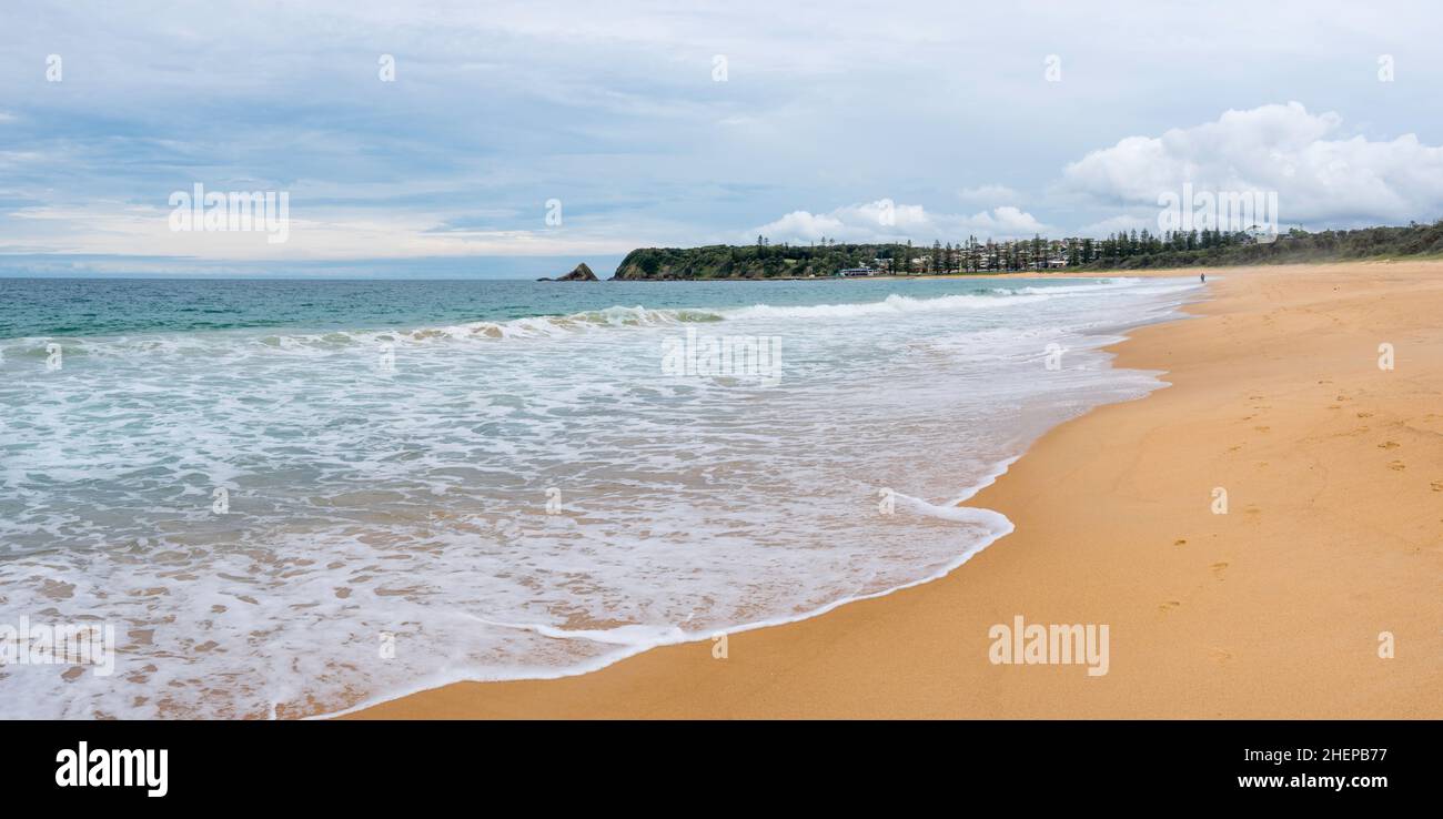 Ein Panoramabild mit Blick nach Süden entlang des Black Head Beach zur gleichnamigen Stadt an der mittleren Nordküste von New South Wales, Australien Stockfoto