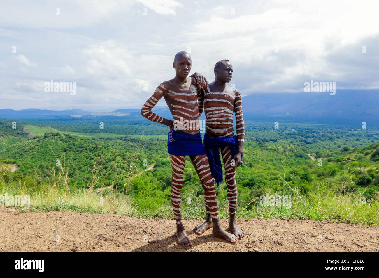 Männer aus äthiopischen Stämmen im Omo River Valley Stockfoto