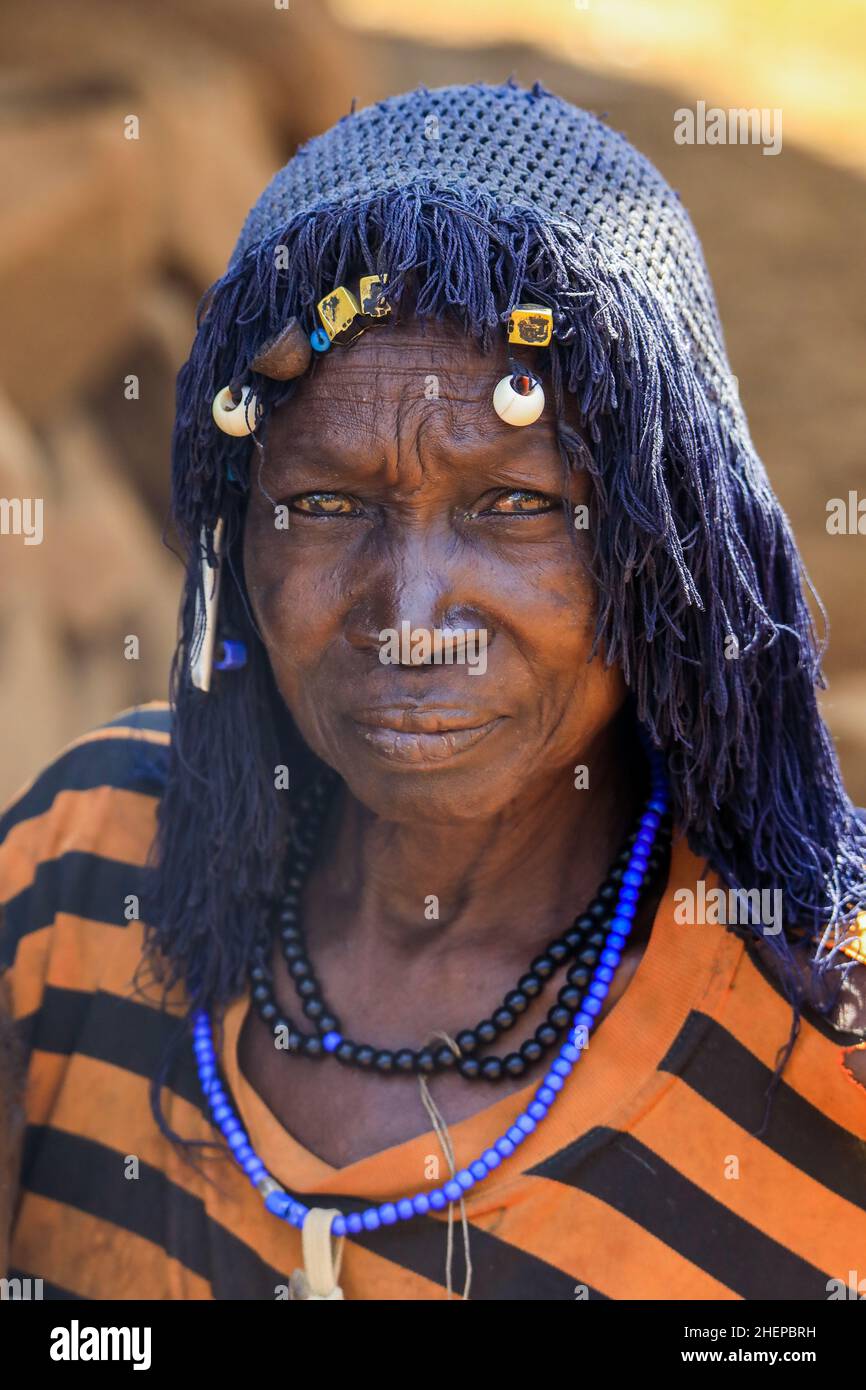 Nahaufnahme des Porträts einer afrikanischen Konso-Frau, die in der Nähe des Hauses im lokalen Stammesdorf sitzt Stockfoto