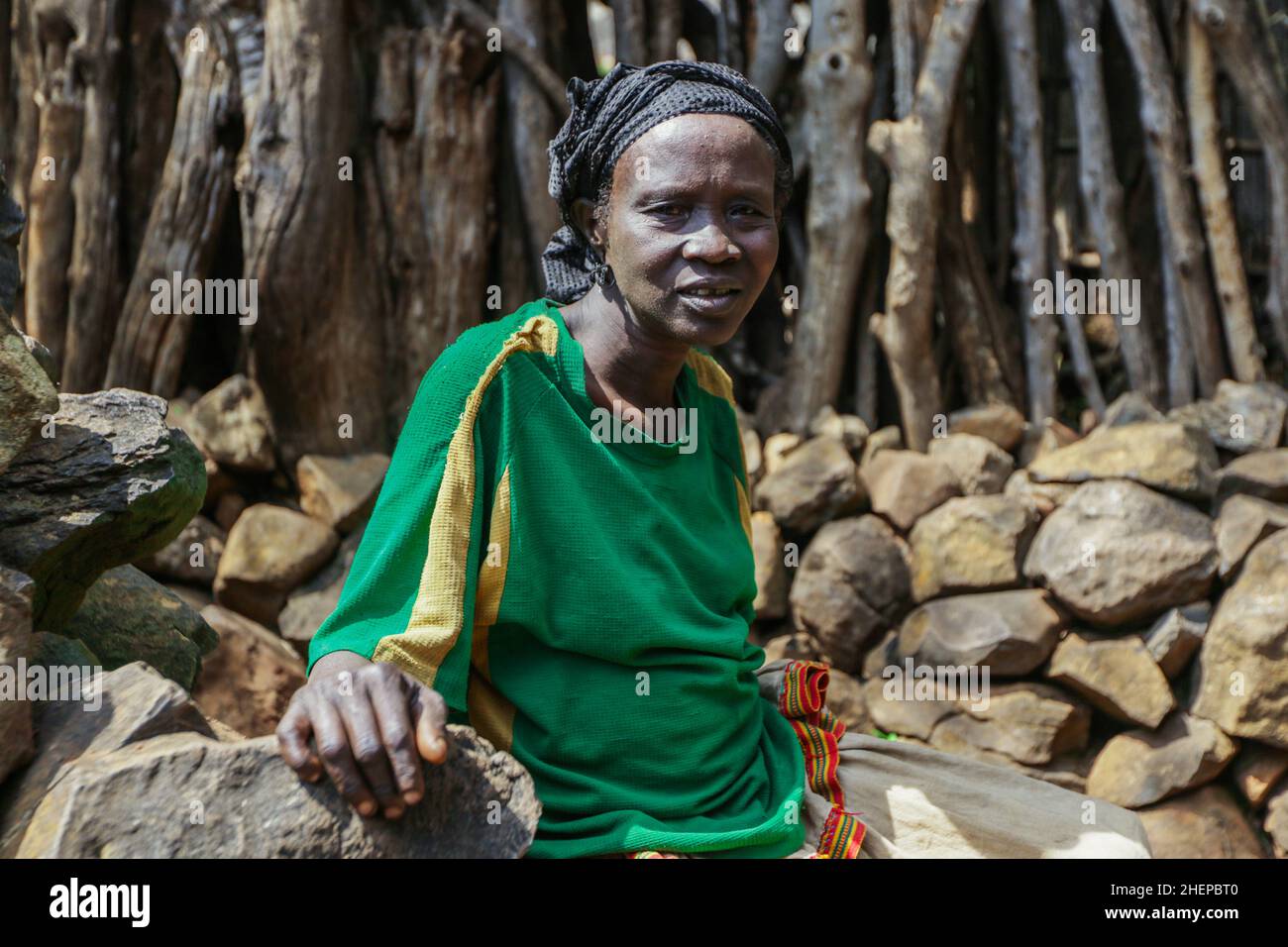 Nahaufnahme des Porträts einer afrikanischen Konso-Frau, die in der Nähe des Hauses im lokalen Stammesdorf sitzt Stockfoto
