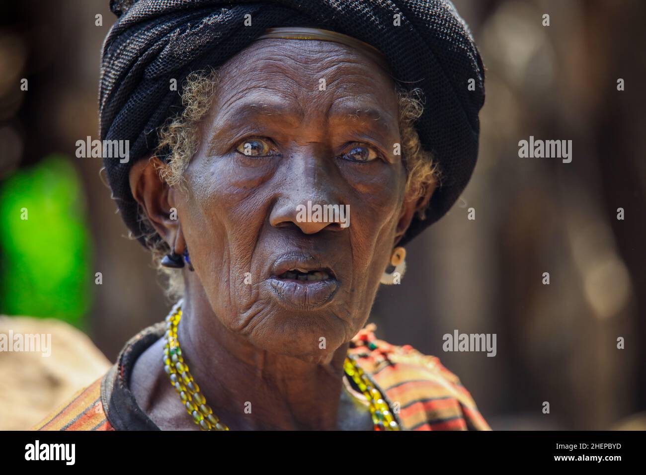 Nahaufnahme eines Porträts der authentischen afrikanischen Konso-Alten mit schwarzem Turban und Halskette im lokalen Stammesdorf Stockfoto
