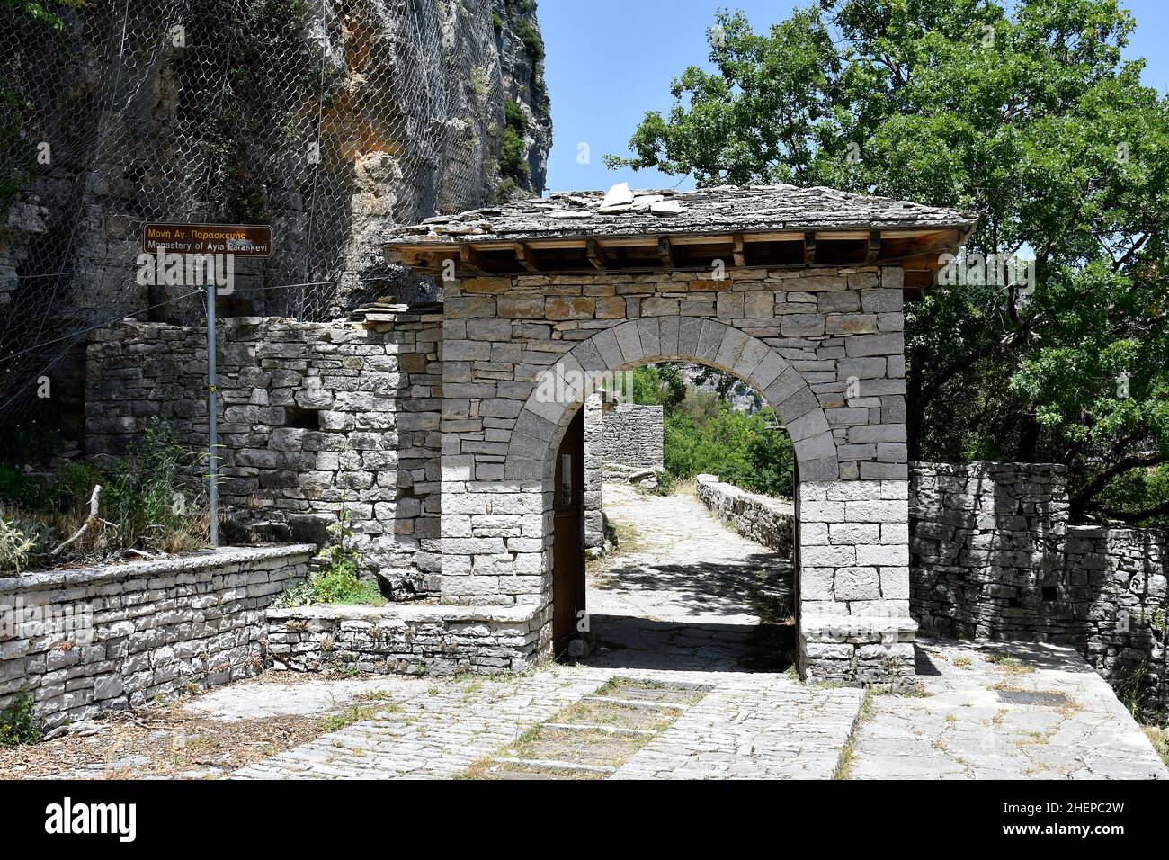 Monodendri, Griechenland, Steintor zum alten Kloster von Agia Paraskevi, erbaut im 15th. Jahrhundert am Rande der Vikos-Schlucht Stockfoto