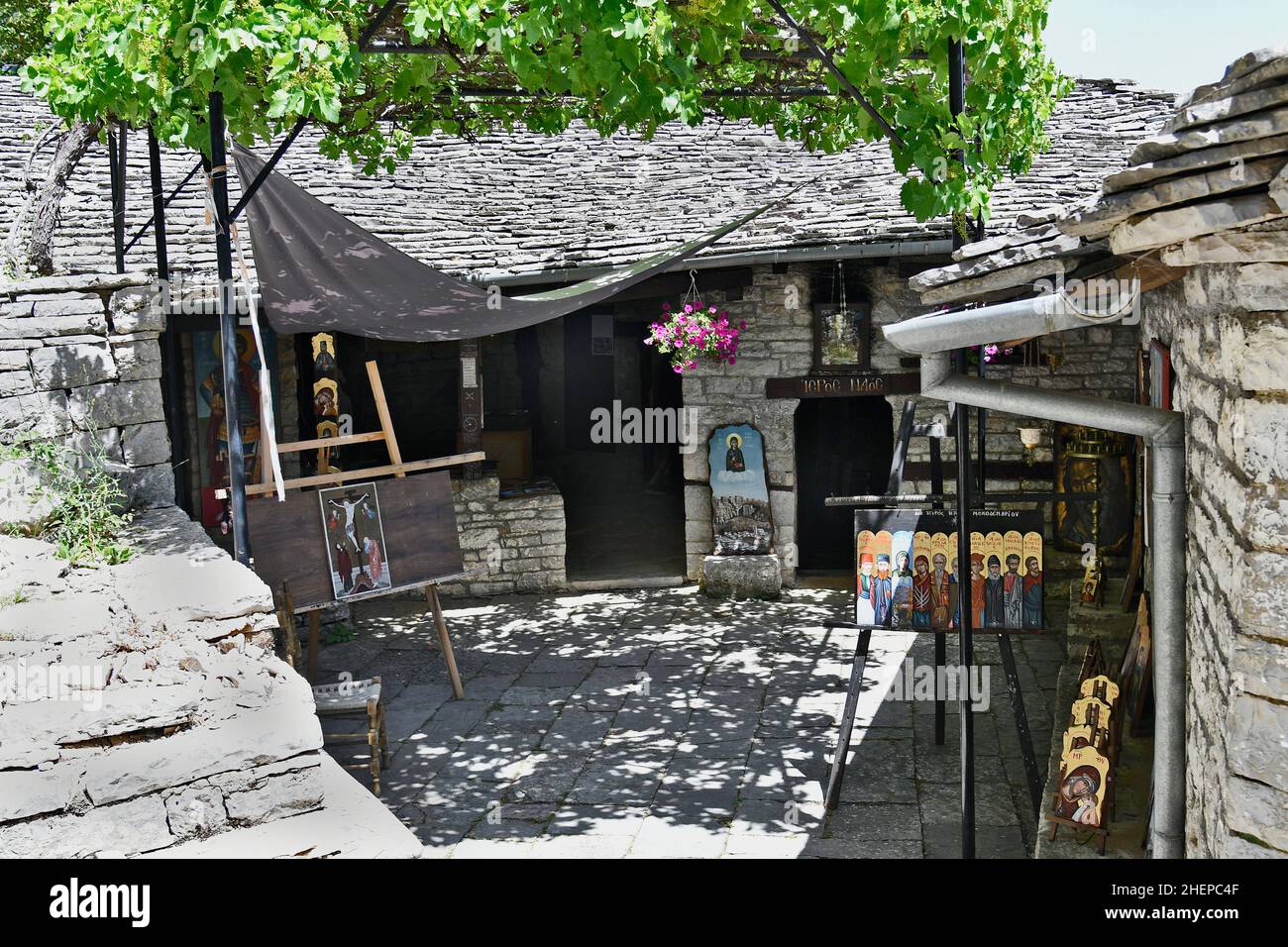 Monodendri, Griechenland - 28. Juni 2021: Innenhof mit Souvenirladen im alten Kloster Agia Paraskevi, erbaut im 15th. Jahrhundert am Rande der Vikos-Schlucht Stockfoto