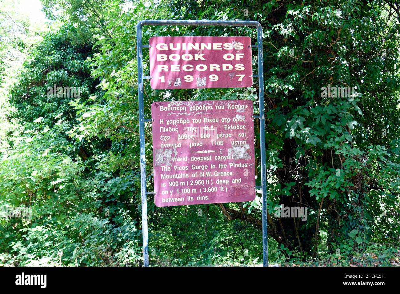 Griechenland, Tafel für die Vikos-Schlucht, die tiefste Schlucht der Welt, die 1997 im Guinness-Buch der Rekorde erwähnt wurde Stockfoto