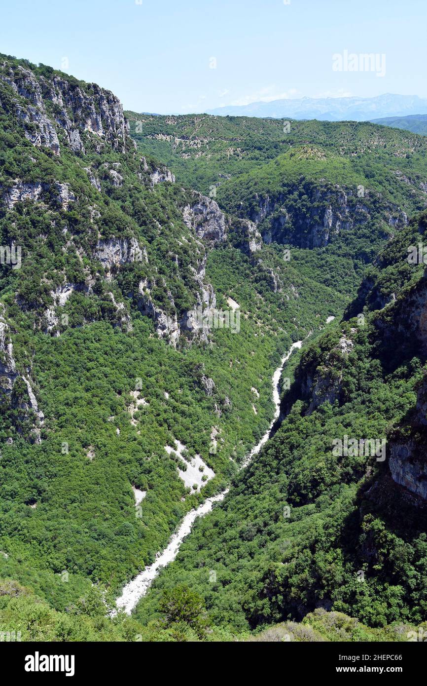 Griechenland, Blick auf die Vikos-Schlucht, die tiefste Schlucht der Welt, die 1997 im Guinness-Buch der Rekorde erwähnt wurde Stockfoto