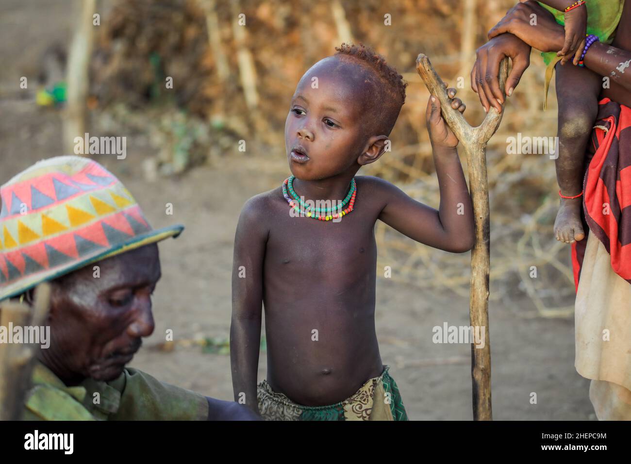 Nahaufnahmen von Dassanech Tribe Children mit traditioneller heller Halskette im Dorf Stockfoto