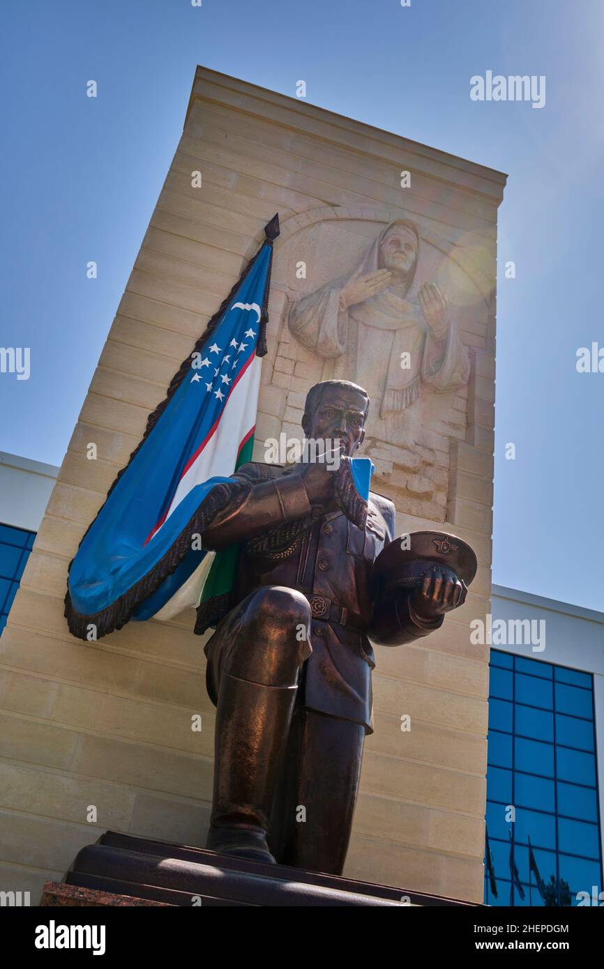 Knieende bronzene Soldaten mit Flagge, Teil des Eides der Mutterland-Statue. Im Staatlichen Museum der Streitkräfte der Republik Usbekistan in Stockfoto