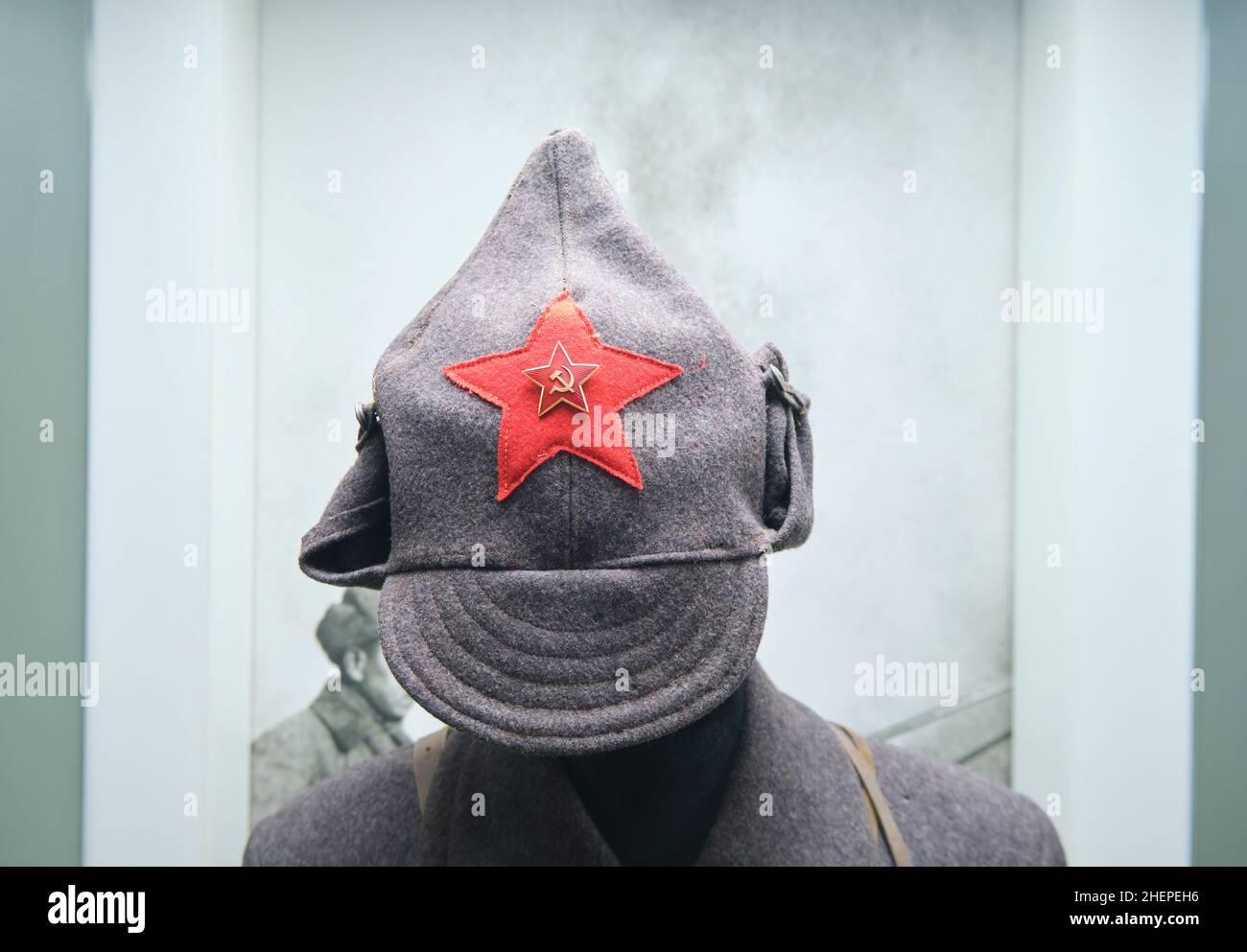 Eine alte graue Wolle russische, sowjetische Soldaten Mütze mit rotem Stern,  Hammer, Sichel-Symbol. Im Staatlichen Museum der Streitkräfte der Republik  Usbekisch Stockfotografie - Alamy