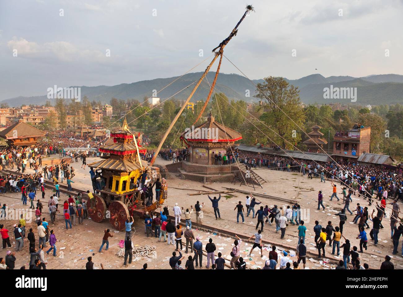 Tipwa Jatra zum Jahresbeginn ein Tauziehen zwischen den Vierteln Thane und Kone in der UNESCO-Weltkulturerbestadt Bhaktapur, Nepal. Stockfoto