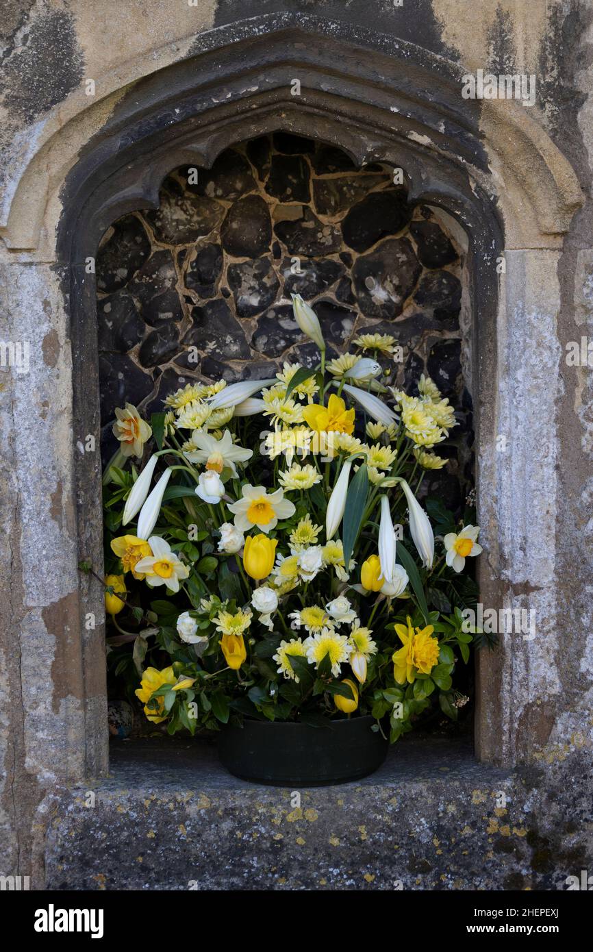 Blumenschmuck vor der Thaxted Church, Essex Stockfoto