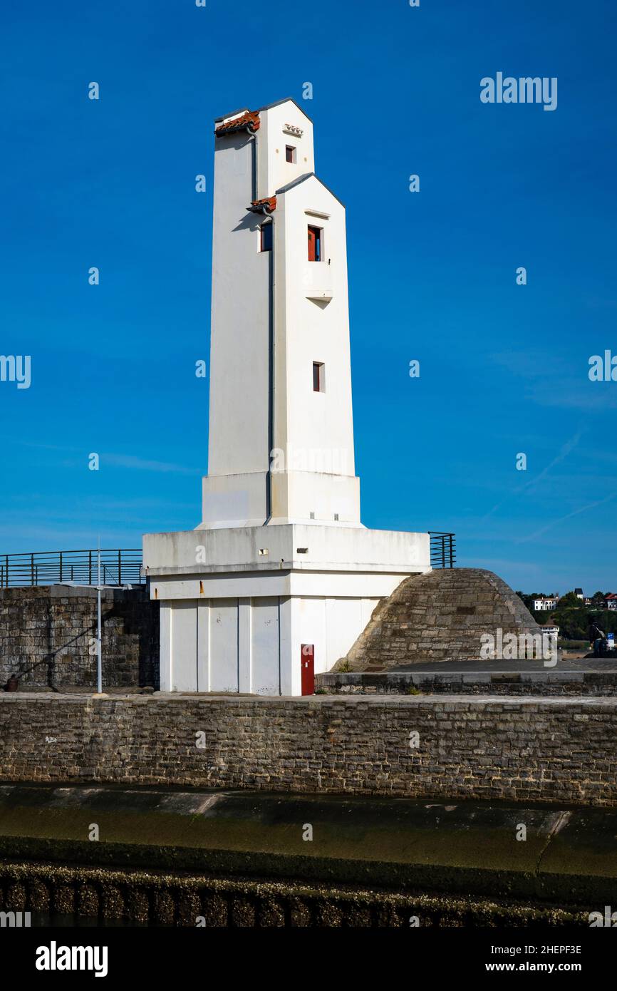 Der Zwillingsleuchtturm phare von André Pavlovsky in Ciboure und Saint Jean de Luz im französischen Baskenland, Pyrenees Atlantique, wurde 1936 erbaut. Stockfoto